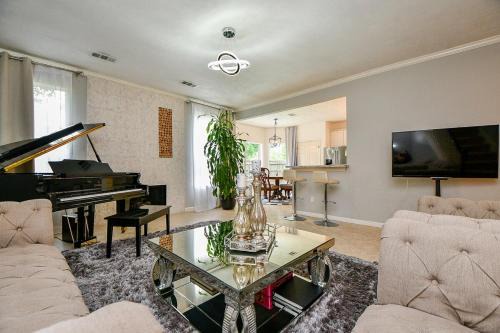 Barker House | 5 Bedrooms with Pool