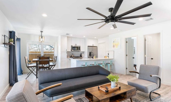 Franklin Park House | 5 BR, 10 min to DT, Sleeps 10, Pet Friendly
