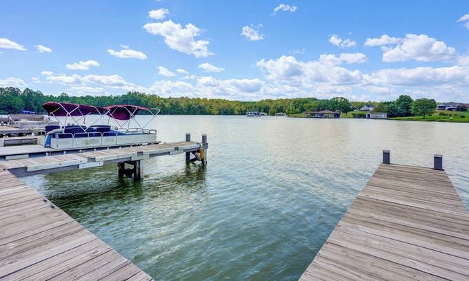 Livingston House | 5 Mi to Lake Anna State Park: Modern Family Home!