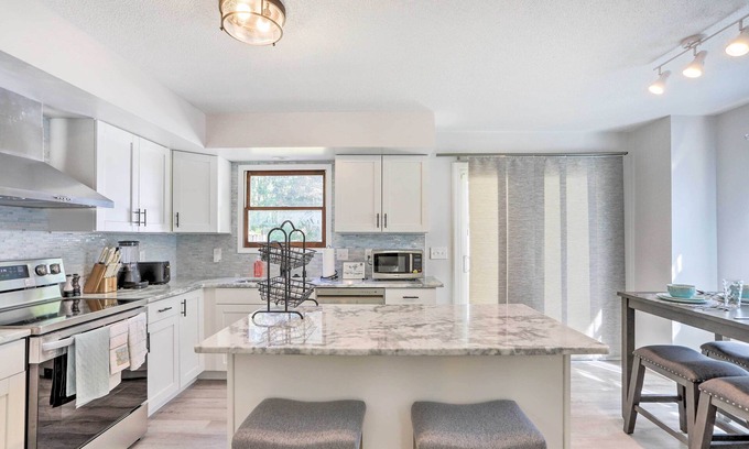 Bedford Condo | 5 Mi to UT: Quiet Toledo Duplex Near Parks!