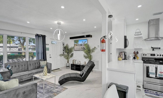 Hollywood House | 5 Min from Casino! Lakefront w/Pergola, King Bed, Washer & Dryer, $0 Clean Fee
