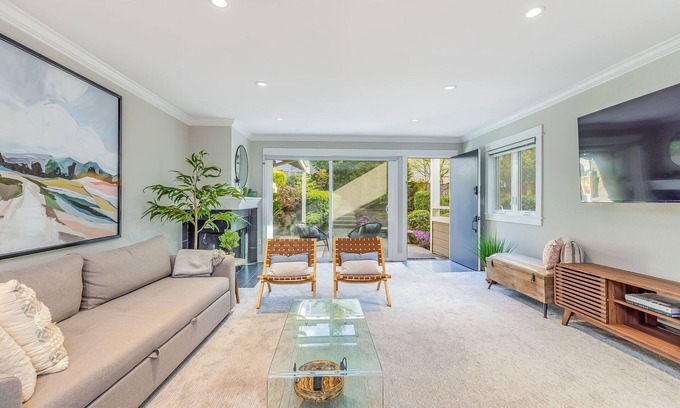Moss Bay Condo | 5 min to beach and downtown Kirkland - Cozy 1 bedroom boutique condo