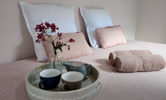Faaa Ski Chalet | 5 min to the airport w/free transfer. Cosy private room w/pool and wifi internet