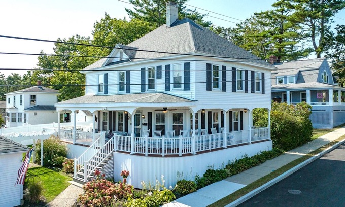 Ocean Park House | 5 Min Walk to Beach, Huge Deck, Ocean View, Beach Gear - Perfect Family Escape!