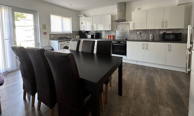 Newbury Park House | 5 Minute Walk to Central London Tube Modern 3 bed House
