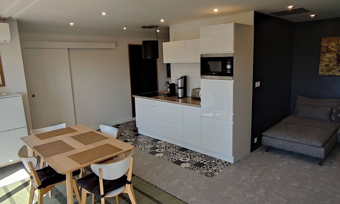 Charmeil Apartment | 5 minutes from downtown! Apartment with gym