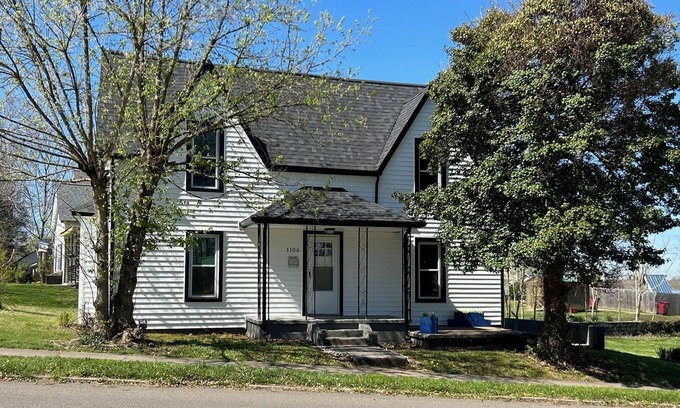 Johnson City House | 5 minutes from ETSU and Medical Center! Family-sized house with yard and parking