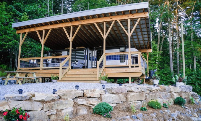 Penrose House | 5 minutes to Dupont State Park! Glamping with large covered deck & sunset views