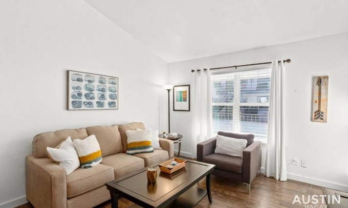 Barton Hills Apartment | 5 Minutes to Zilker Barton Springs with Parking