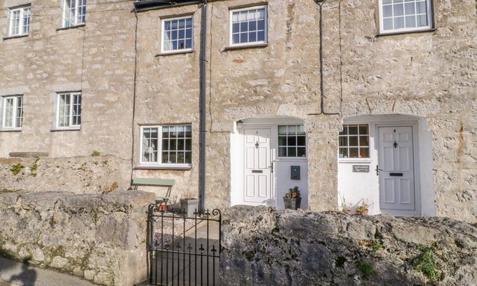 Moelfre Cottage | 5 MORANNEDD, country holiday cottage, with a garden in Moelfre