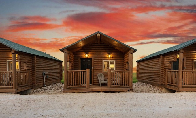 St. Charles Cabin | #5 Red Rock cabin, Newly Remodeled! AC! New Beds! Sleeps 4