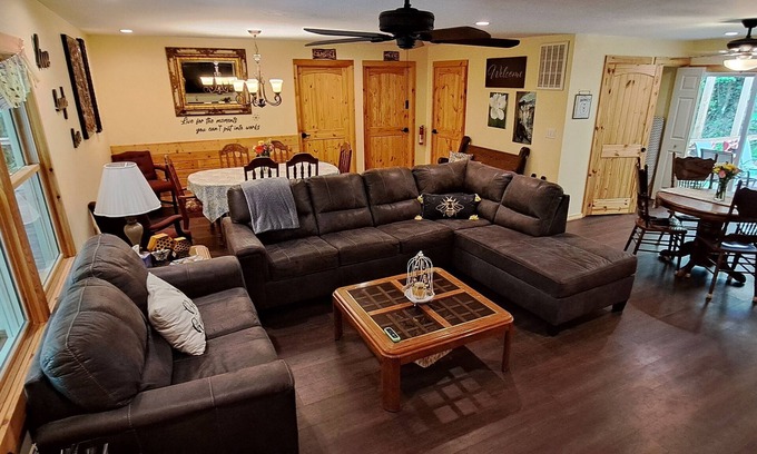 Gatlinburg Cottage | 5.STAR 🐻 5.bedroom 3.bath - ADA - 6.min to Downtown. Newly remodeled for 2023.