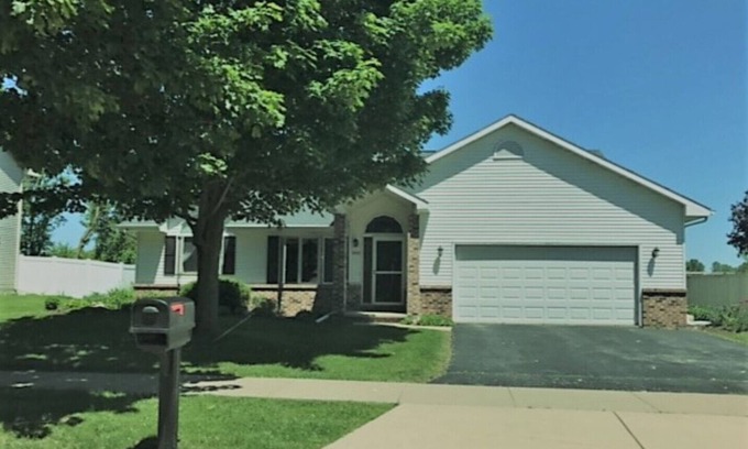 Oshkosh House | 5 Star Reviews, 5-Bedroom Home Sleeps 10, 3-Bath, Hot Tub, Game Room, So Nice!