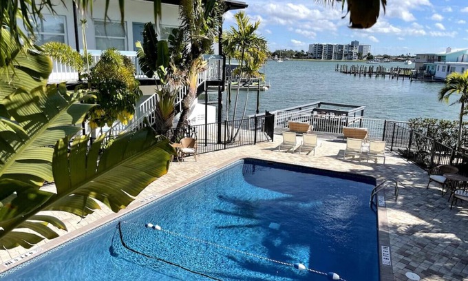 Bay Esplanade Apartment | 5 · Surf n Sand Studio Apartment by the Water 5