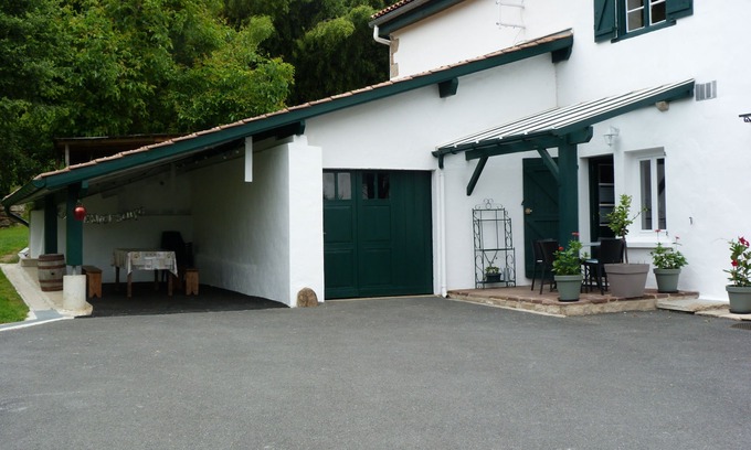 Saint-Pee-sur-Nivelle Apartment | 50 m² renovated apartment in Basque house