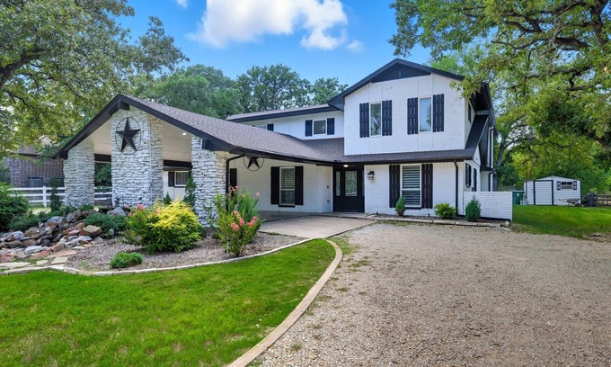 Flower Mound House | 5BD Modern Farmhouse Retreat, Sleeps 12