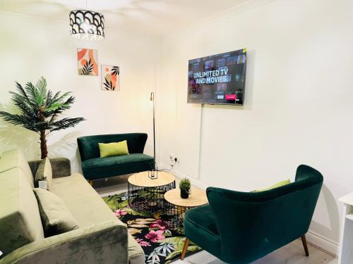 Redbridge House | 5BR House, Free Parking offA12, Contractor, Big Families, Relocation