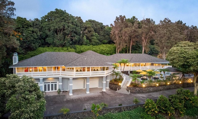 Kailua-Kona Bed & Breakfast | 6,500+sf Private Estate Hosted Bed & Breakfast w/4 King suites