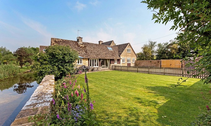 Eastleach House | 6 Bed, 4 Bath, Cottage in the Cotswolds with Wood Fired Hot Tub. Sleeps 11-14