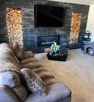 Walsall Villa | 6 Bedroom 4 bathroom House 14 guests or more in Birmingham, Wolverhampton, Walsall Contractors, Family & Groups