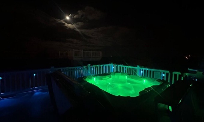 North Beach Haven House | 6 Bedroom Home 3rd off Beach with Ocean & Bay View HotTub +