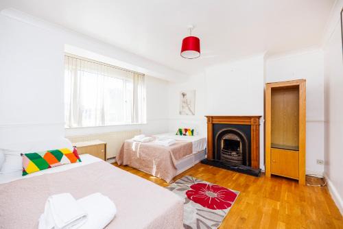Stanford-le-Hope House | 6 Bedroom Larger group House with Parking Corringham Stanford Le Hope
