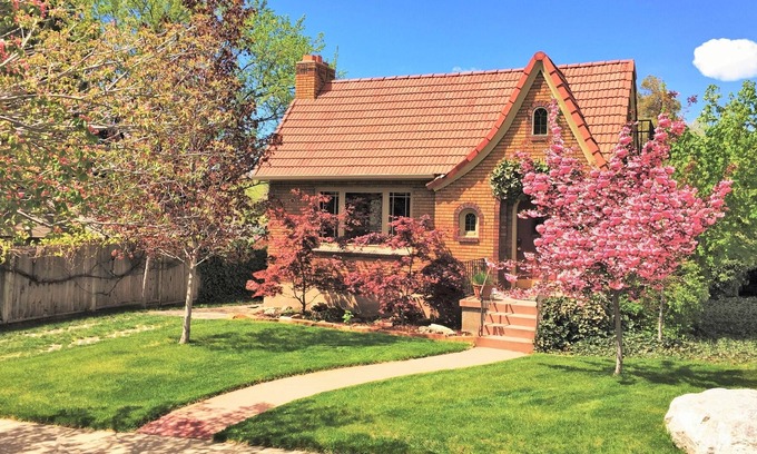 The Avenues House | 6-Bedroom Masterpiece in the Historic District