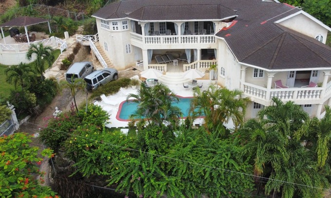 Fryers Well Villa | 6 BR en suite luxury villa near beach - pool, WiFi, A/C, full staff