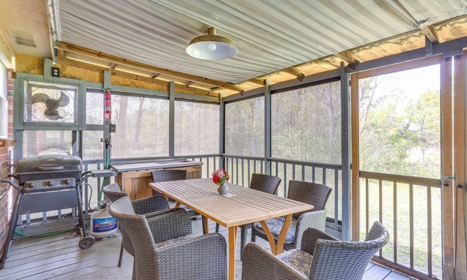 Lufkin House | 6 Mi to Ellen Trout Zoo: Family Home w/Yard!