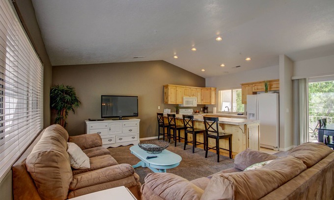 St. George Condo | 6 Pools All Inclusive | Top Level | Great For Families | Vaulted Ceilings | #1216