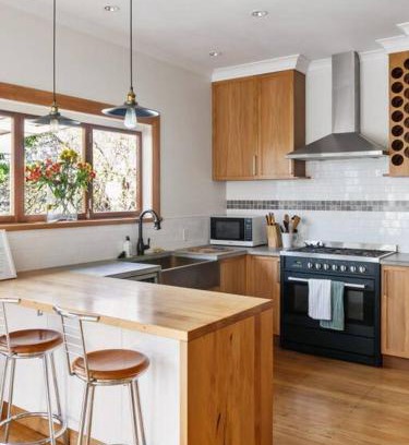 Gisborne House | 600m to CBD - Riverfront Home