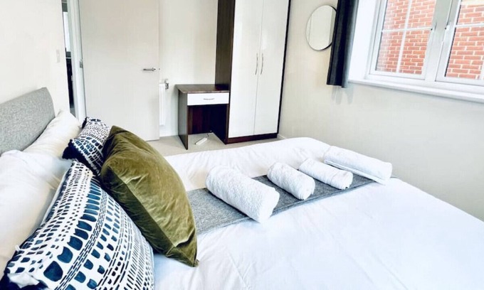 Slough House | 65Wentworth Avenue · 3 Bed House Slough Close By Heathrow and Windsor