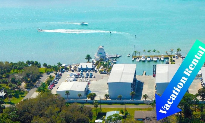 Grove City House | 6BR Triplex – Walk to Marina & Lighthouse Grill