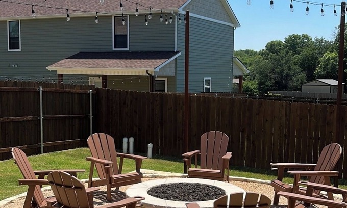 Stephenville House | 7 Bedroom 7.5 Bathroom Villa Close to Tarleton State & Perfect for Large Groups
