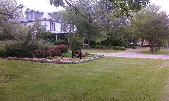 Concord House | 7 BR Manor - Add DIY Wedding 750 dollars, 7th night free ending on a weekday.