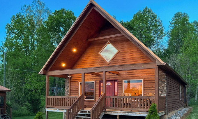 White Oak Lodge Cabin | 7 min to National Park! Resort cabin-Pickleball court-Hot tub-Arcade-Pool table