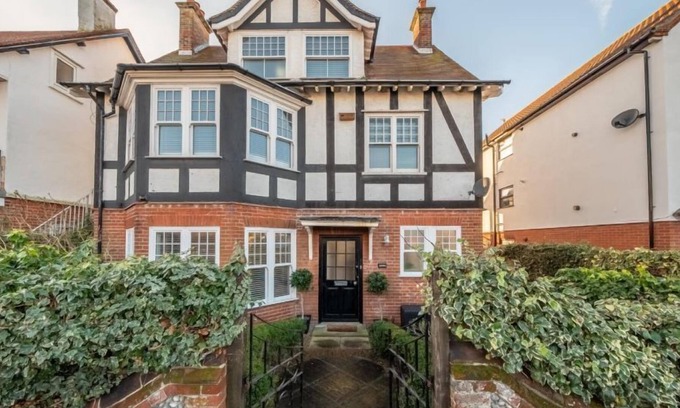 Sheringham House | 7 Montague Road is a gorgeously presented Edwardian town house on a quiet residential street, walkin