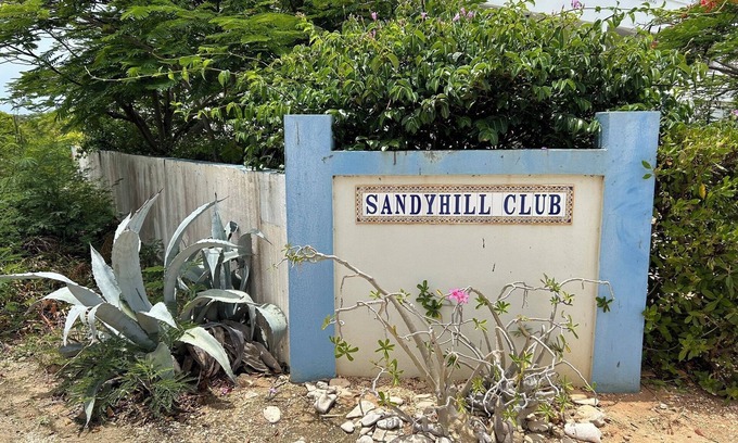 Sandy Hill Condo | 7 Summers. Renovated studio with WIFI, AC, Pool, rooftop deck & amazing views!
