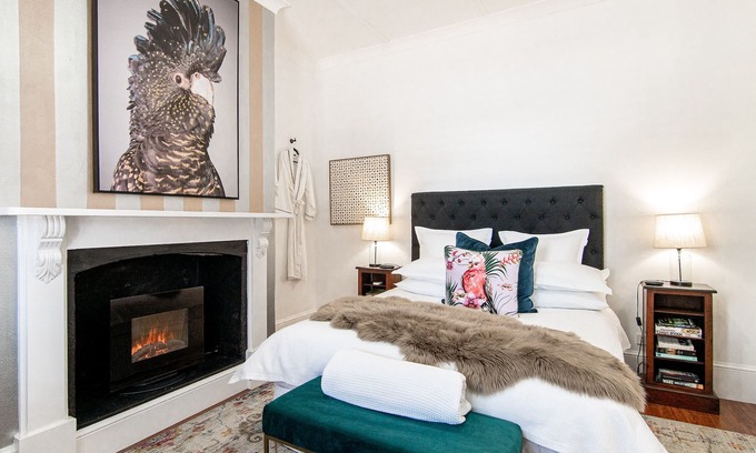 Central Mudgee Apartment | 70 On Mortimer "Black Cockatoo Room" is a self contained 1 bedroom unit