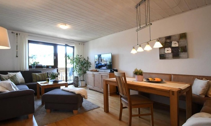 Zwiesel Apartment | 70qm große Ferienwohnung mit zwei Schlafzimmern und Balkon