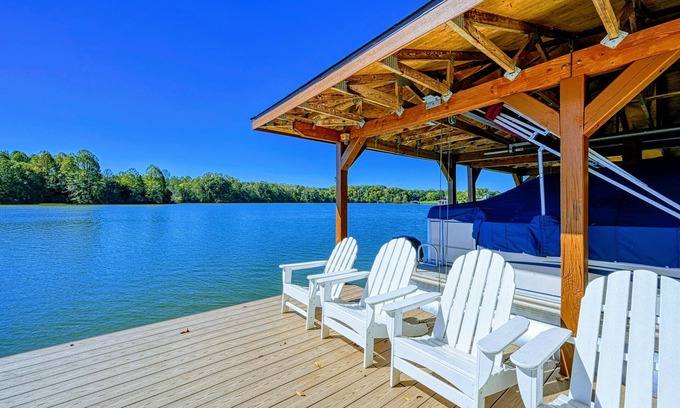 Livingston Cabin | 7BR Lakefront Boat Dock, Kayaks & Amazing Sunsets