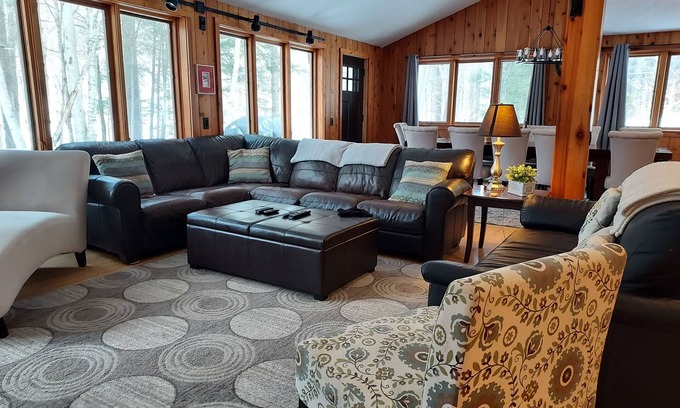 Jackson House | 7mins to Storyland, hot tub, 20mins to Conway! Ski and hike for year round fun!