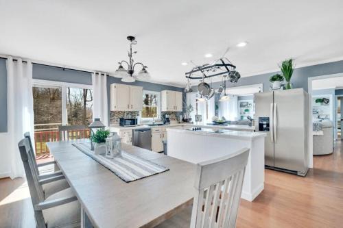 Candler House | 8 Br Sleeps 24 Hot Tub Game Room Dog Friendly