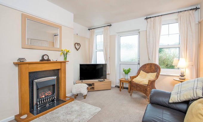Fishguard House | 8 Garn Ingli, Holiday Home Fishguard, Sleeps 5, 3 bedrooms, bathrooms