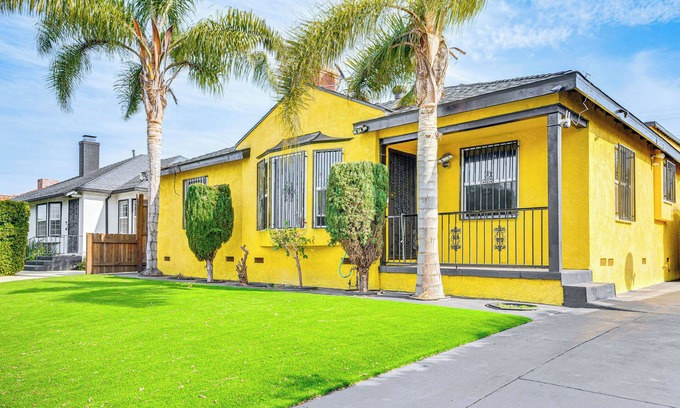 Crenshaw Apartment | 8 Mi to Dtwn LA: Ideally Located Apt!