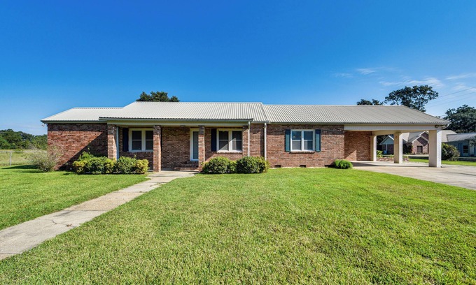 Broussard House | 8 Mi to Lafayette: Dog-Friendly Home w/Large Yard