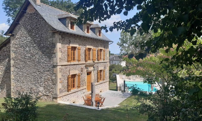 Lanuejouls House | 8-person gîte in the heart of nature with outdoor swimming pool