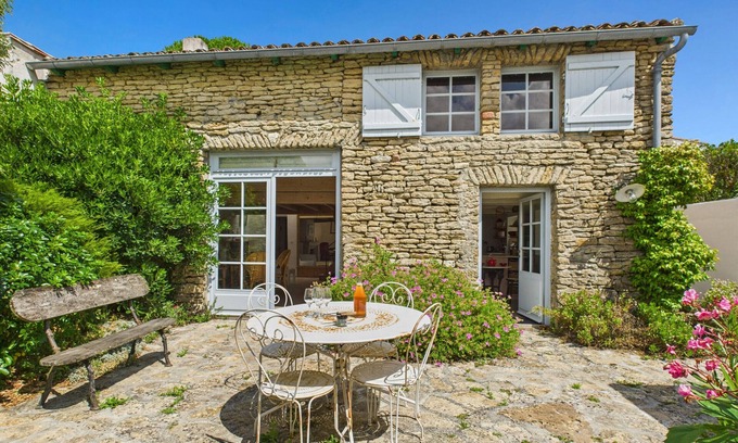 Les Portes-en-Re Ski Chalet | 800 m from the beach, house for 4 with terrace