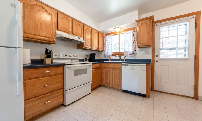 Central Colorado Springs House | [ 800 Weekly /2800 Monthly Rate] n2BR/1BA + Pets + Fenced Yard + near Parks