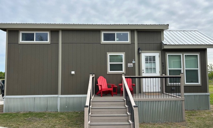Honey Grove Cabin | 801 Cozy Loft cabin in delightful Honey Grove with AC, WiFi